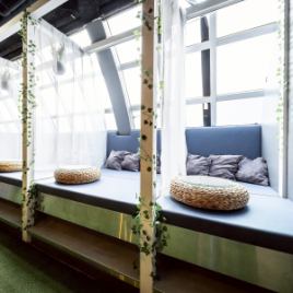 Stretch your legs and relax. Recommended for group parties or as a second stop on a date.