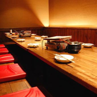 2名~12名様まで対応可能です。お隣とは仕切りがあるので気になりません。古民家調の建具なども落ち着いてゆったりとした時間をすごしていただけます。2名~20名様までの半個室掘りごたつ席は足がのばせてくつろぎの空間。団体様の宴会にもぴったりです。カウンター席と合わせて30名様までのご宴会も可能!