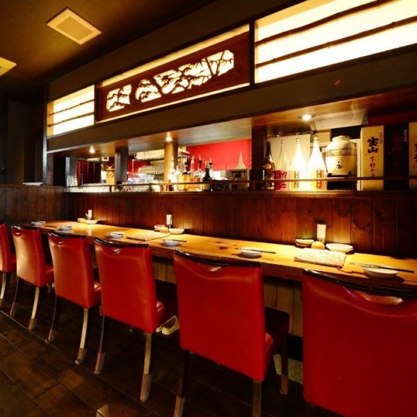 【お一人様も大歓迎☆】一枚板の高級感あるカウンター席はデートや、仕事の同僚などとの心ゆくまでの話あいに最適!高さのある背もたれがついた椅子もついつい長居してしまう心地よさ。カウンター越しのスタッフとの会話も楽しみのひとつ?