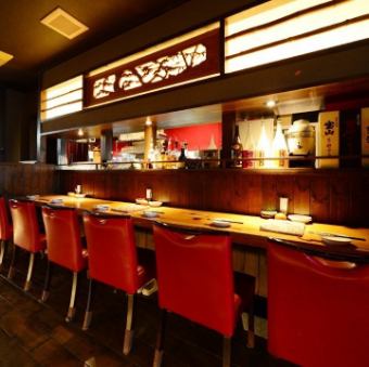 一枚板の高級感あるカウンター席はデートや、仕事の同僚などとの心ゆくまでの話あいに最適!高さのある背もたれがついた椅子もついつい長居してしまう心地よさ。カウンター越しのスタッフとの会話も楽しみのひとつ?