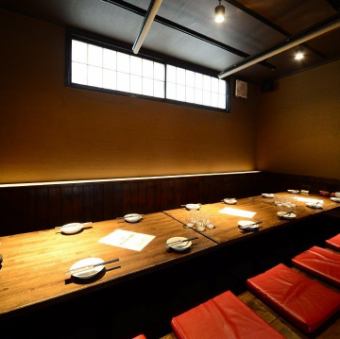2名~20名様までの半個室掘りごたつ席は足がのばせてくつろぎの空間。団体様の宴会にもぴったりです。2名~20名様までの半個室掘りごたつ席は足がのばせてくつろぎの空間。団体様の宴会にもぴったりです。カウンター席と合わせて30名様までのご宴会も可能!