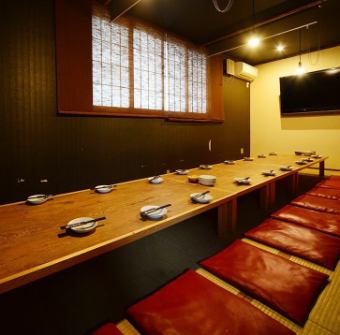 2階は5~15名様までご利用頂ける座敷席となっております。(※予約必須) プライベート感ある宴会や集まりに◎!50インチの大型モニターの使い方は自由!スポーツ観戦を楽しむも良し!イベントの打ち上げで使うも良し!人気のお席ですので、お早目にご相談ください★