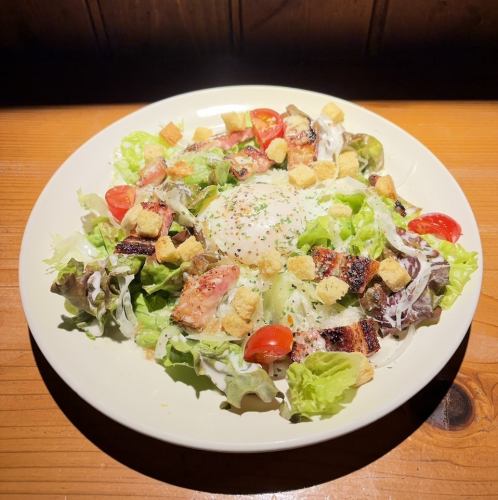 炙りベーコンと半熟玉子のシーザーサラダ