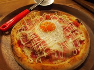 半熟卵と生ハムのピザ