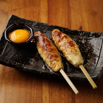 阿波尾鶏つくね串の卵黄添え (2本)