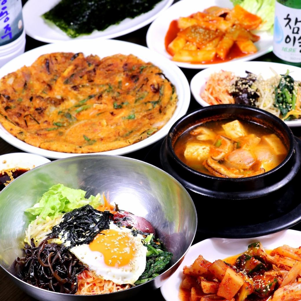 All-you-can-eat Korean food such as chijimi and stone-grilled bibimbap is 2,500 yen for students.