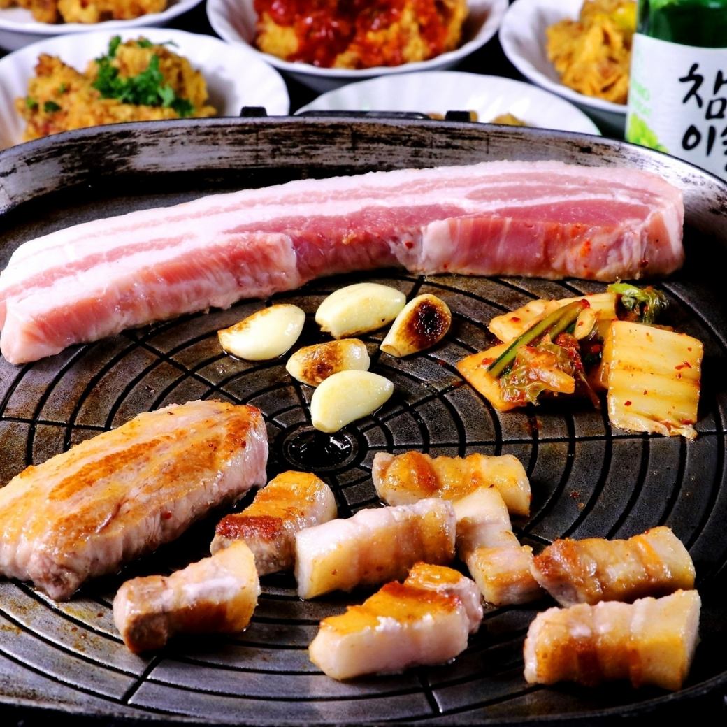 定番人気のサムギョプサルも食べ飲み放題コースはなんと4000円★