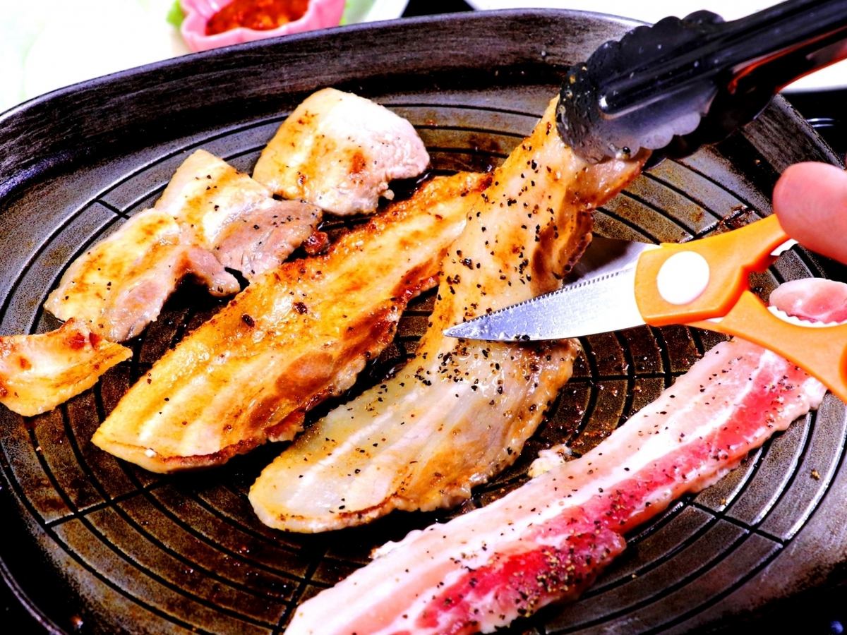 定番人気のサムギョプサルも食べ飲み放題コースはなんと4000円★