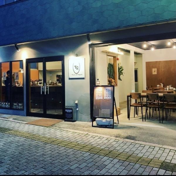 The white sign of the store name "TQ" is a landmark.It's a modern and stylish restaurant with a wide open space. You can drink tequila at the counter, or you can enjoy tacos and Mexican food at a table with friends. Please talk to me♪