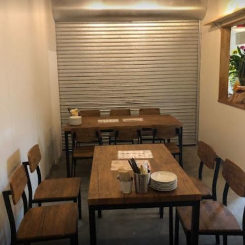 The restaurant's iron and wooden tables create a modern atmosphere. The tables are spaced far apart, so you can enjoy your meal without worrying about your surroundings.Please spend a wonderful time with your loved ones♪