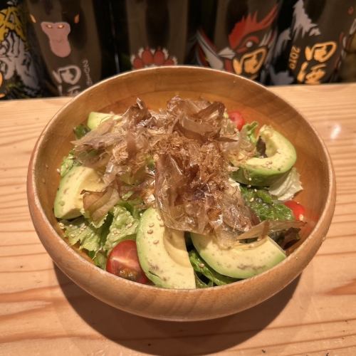 湯葉とアボカドの鰹節サラダ