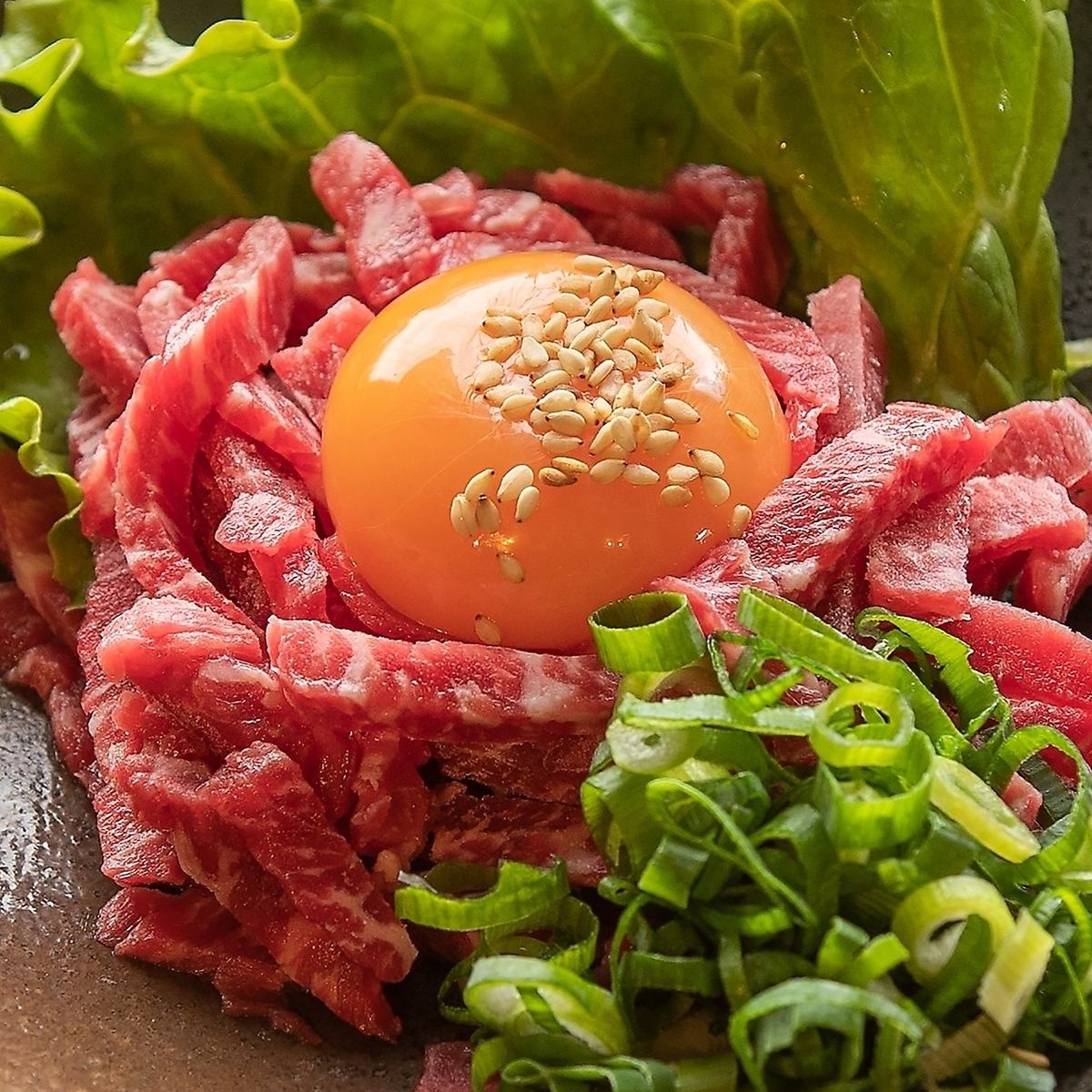 新鮮なお肉を使用したユッケをご用意しております。