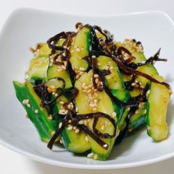 塩昆布とゴマ油のやみつきキューリ