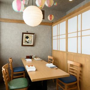 2 to 10 people: The side of the shoji is bright and you can relax by leaning against the wall.