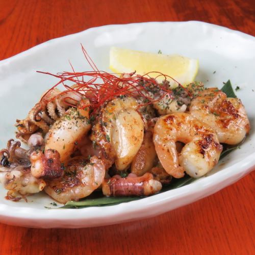肥美的虾和带子用海鲜黄油和酱油烤