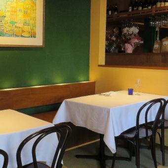 A stylish and beautiful table seat.It is a seat where you can enjoy the atmosphere of a casual Italian restaurant while gazing at the wine bottles lined up on the counter.For lunch with mom friends, a casual dinner party, and a little date ◎