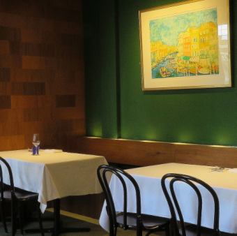 Elegant table seats with joint lighting and mosaic wood that give you a sophisticated atmosphere.The green walls are decorated with paintings that look like Venetian canals, and you can enjoy a casual and luxurious seat where you can enjoy the taste of Italy.