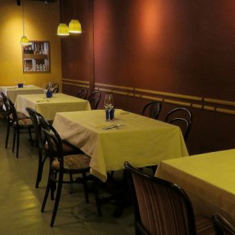 Table seats arranged in a spacious store.You can eat calmly because the distance is kept from the neighbors.