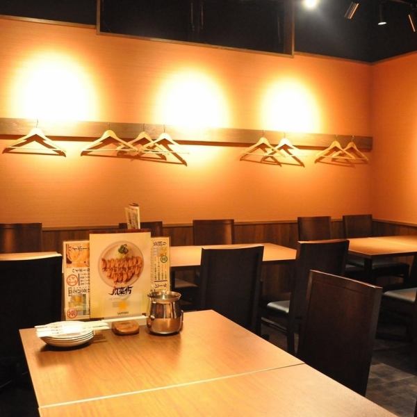4人前後で使えるテーブル席は、仕事帰りの飲食や友人同士の飲み会に◎綺麗で清潔感あるスタイリッシュな店内の風来坊刈谷店！会社宴会や女子会、プライベート飲み会、ご家族連れでもぜひご利用ください。名古屋名物を思う存分堪能できるのメニューを取り揃えております！名古屋観光の後も風来坊で決まり！