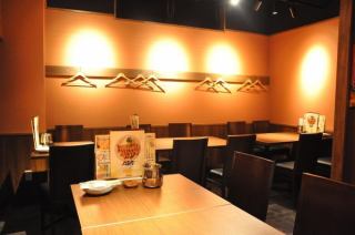 4名×6卓：4人前後でご利用できるテーブル席は、仕事帰りのご飲食や友人同士の飲み会に◎　会社宴会や女子会、プライベート飲み会など様々なシーンでご利用いただけます♪　【手羽先モリモリコース　100分飲み放題付　全9品　5000円】あｒます★詳しくはコースメニューへ♪（画像はイメージ）