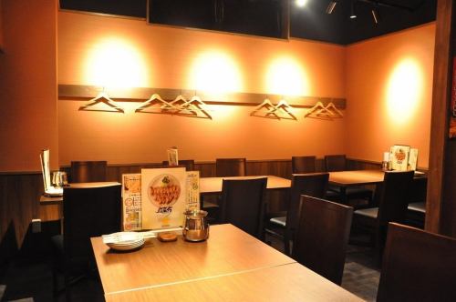 4名×6卓：4人前後でご利用できるテーブル席は、仕事帰りのご飲食や友人同士の飲み会に◎　会社宴会や女子会、プライベート飲み会など様々なシーンでご利用いただけます♪　【手羽先モリモリコース　100分飲み放題付　全9品　5000円】あｒます★詳しくはコースメニューへ♪（画像はイメージ）