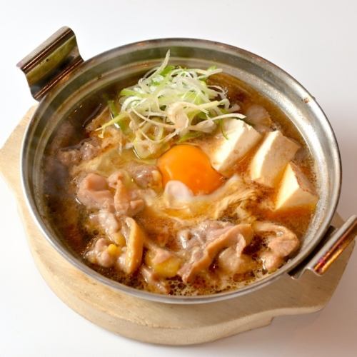 美味的壽喜燒配上父母和孩子雞肉