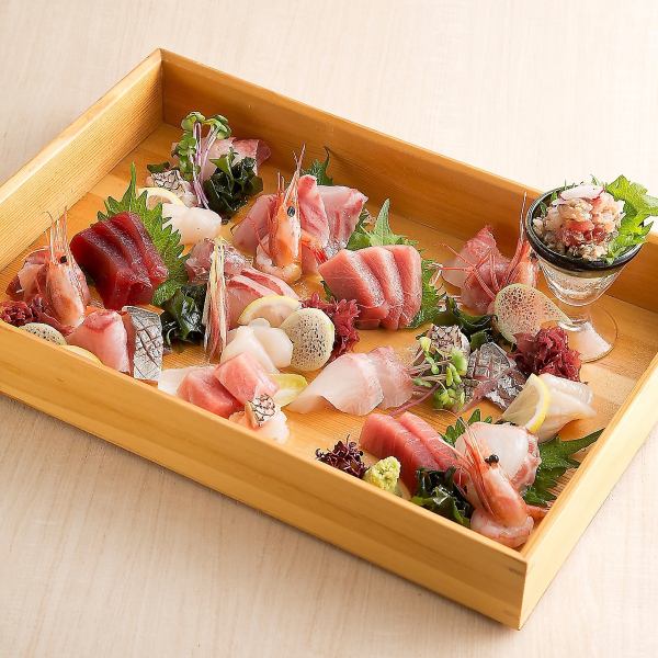 在京都站，您可以享用各种新鲜的海鲜和隔夜特色菜，例如新鲜的鱼，宝石和肉类菜肴。
