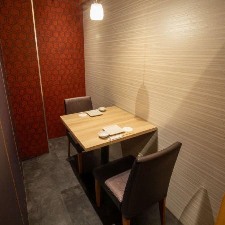 [Private room for 2] A fully private room with a table for 2 people, recommended for business entertainment or dates.The private space means you can enjoy our fresh seafood dishes and carefully selected sake without having to worry about other guests.Enjoy a fulfilling time in a relaxing Japanese modern atmosphere.