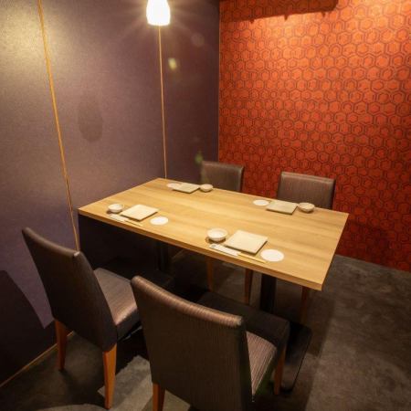 [Private room for 4 people] The table seats are very popular as they are comfortable to sit and stretch out your legs and relax. We also offer a kaiseki course meal, perfect for entertaining or business dinners.This course lavishly uses top-quality seafood and mountain produce, including Japanese Black Beef and snow crab.Please enjoy this dish on special occasions.