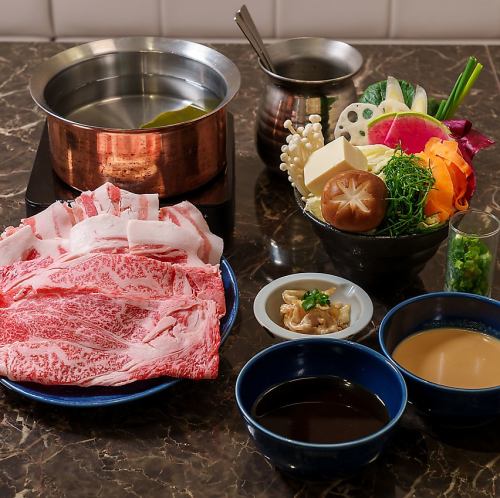 A 150g MIX shabu-shabu course where you can enjoy both exquisite Japanese black beef and Agu pork (pie pork) in sukiyaki.