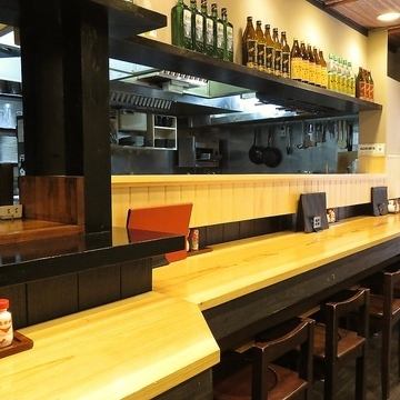 【1階カウンター席】スタッフとの会話が楽しめるカウンター席は1名様～お気軽にご利用ください◎仕事帰りのサク飲みにも頼れる一軒！