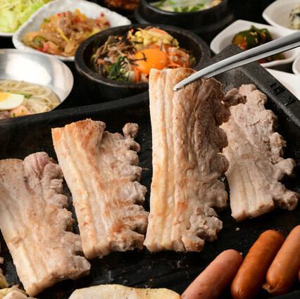 サムギョプサル食べ放題は、韓国料理が約70種類も食べ放題に♪