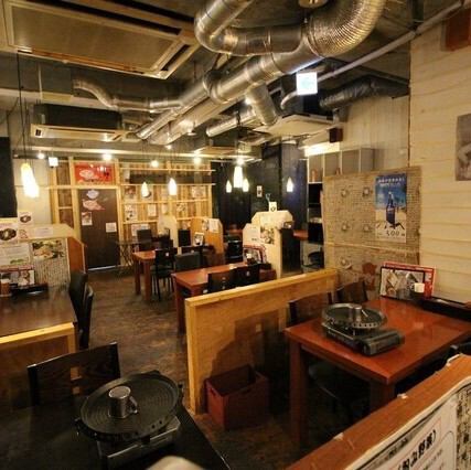 2フロアからなる当店は、1F58席・2F26席の全84席完備。気軽に入店しやすい雰囲気の店内にテーブル席を完備。2～4名様前後のご友人同士、同僚などでカジュアルにご利用いただけます◎20～30名様程度の大人数も対応可能なので、ぜひご相談ください！