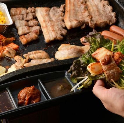 当店自慢のサムギョプサルや、豊富な韓国料理が食べ放題の『プレミアムコース』