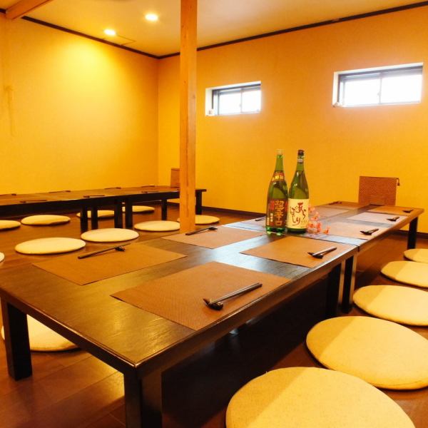  Zashiki二楼客房的私人客房是一个宽敞而宽敞的空间。最多可容纳28人。除了公司宴会，亲属聚会等律师等。 