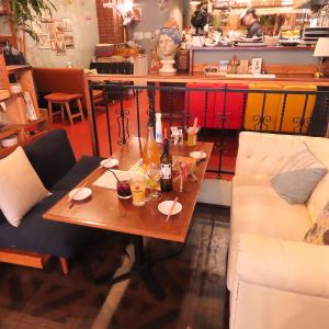 フォトジェニックなふわふわソファ席有◎オシャレ感漂う店内でデートや少人数にぴったりのリラックスした雰囲気の中ゆっくりお寛ぎ頂けます。2～6名様掛けのソファ席、テーブル席は団体様でもご利用可能です。貸切宴会は15名～最大85名様までご相談可能◎落ち着いた店内は年齢を問わず、多くのお客様から支持を得ています♪