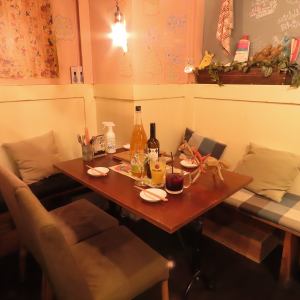 店内奥にあるロフト下のテーブル席がリニューアルしました！電飾が可愛い、ほっこり落ち着く空間です。デザートを食べながら女子会してみてはいかがでしょうか？デザートやランチだけではなく、夜のディナーも人気♪本格料理に舌鼓しながら楽しみましょう！！コースやクーポンもあるのでぜひご利用下さい！