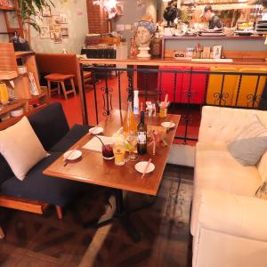 オシャレ感を漂わせるソファ席を完備◎お仕事終わりの疲れた体を柔らかなソファーが包み込みます。ゆったりとした時間の流れる空間でお客様だけのプライベートな時間をお過ごしください。カウンター席もあるのでお一人様はもちろん2名様～の少人数様でのデートや女子会、記念日などのご利用も大歓迎！ご来店お待ちしてます
