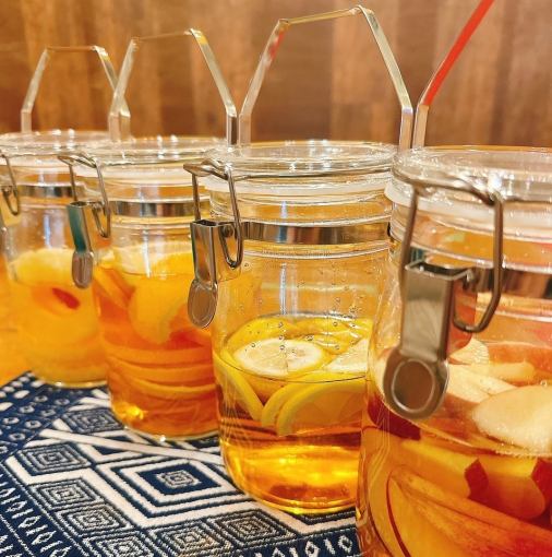 Great value on drinks! Unlimited pickled highballs, lemon sours, and sparkling wines → 99 yen each