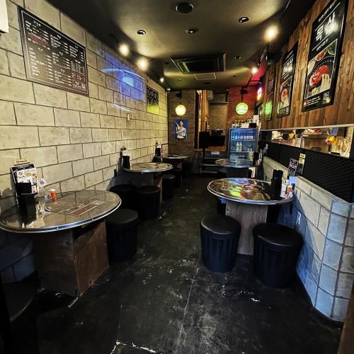ブロックとウッドを基調としたオシャレな店内