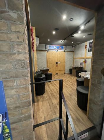 当店の階段を上がると、韓国の伝統的な家屋の土間風の空間が広がります。このお席は、忘年会や女子会、家族でのお祝い事などに最適で、半個室での貸し切りの利用も可能のお部屋となっております。お客様にとって最適な空間を提供することができるよう、従業員一同心を込めておもてなしいたします。