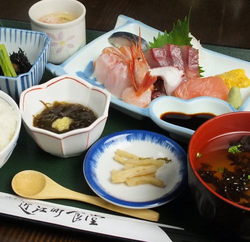 A delicious sashimi set with fresh fish every morning
