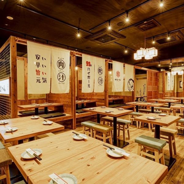 【新宿駅/西口/東口の仲間内の飲み会は自信あり◎】3時間飲み放題付きコース2500円~。食べ放題2750円~。飲み放題555円~!!空間よし、味良し、ドリンク早い!そんなお店を全員で目指しています!新宿駅での女子会、合コン、会社宴会、仲間との飲み会は餃子酒場 肉汁とっつぁん新宿店にお任せ◎