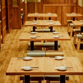 使い勝手抜群!サクッとハイボール99円を一杯飲むのにも最適なのがオープン席!居心地良いかっこいい空間なのにコスパ抜群!