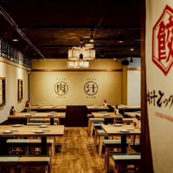 大人シックな雰囲気と大衆酒場感を掛け合わせた居心地の良いオープンテーブル！