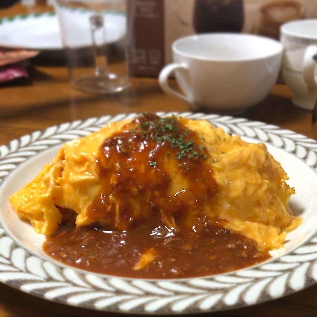 Please enjoy the rich and creamy omelet rice and specialty coffee!