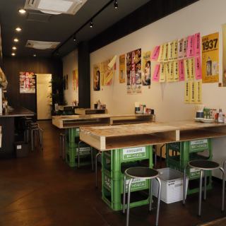 4名様がけのテーブルのお席です。ご友人とのちょっとした飲み会などにも！