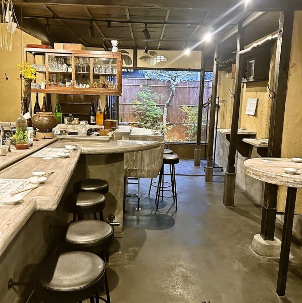【会社帰りの飲み会シーンやデートなどのプライベートシーンに♪】本店とは異なり、全席着席いただけるお席をご用意しておりますのでゆったりおくつろぎいただけます！テーブルをつなげることで中人数にも対応できますので、会社での飲み会などにもおすすめです★デートなどのプライベートシーンでもぜひご利用ください！