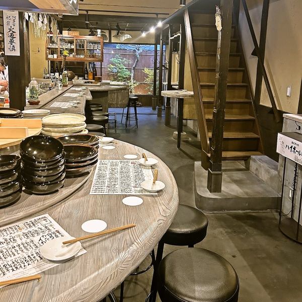 【非日常的な空間をお楽しみください】店内はガラス張りになっていて外から中の様子を確認することができるので、おひとり様でもフラッと気軽にお立ち寄りいただけます♪カウンター席からは、小さな日本庭園風の庭が見えるので、時間を忘れてゆったりお過ごしいただけます。落ち着いた古風な空間で自慢のおでんや日本酒を！