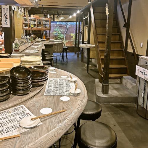 <p>【非日常的な空間をお楽しみください】店内はガラス張りになっていて外から中の様子を確認することができるので、おひとり様でもフラッと気軽にお立ち寄りいただけます♪カウンター席からは、小さな日本庭園風の庭が見えるので、時間を忘れてゆったりお過ごしいただけます。落ち着いた古風な空間で自慢のおでんや日本酒を！</p>